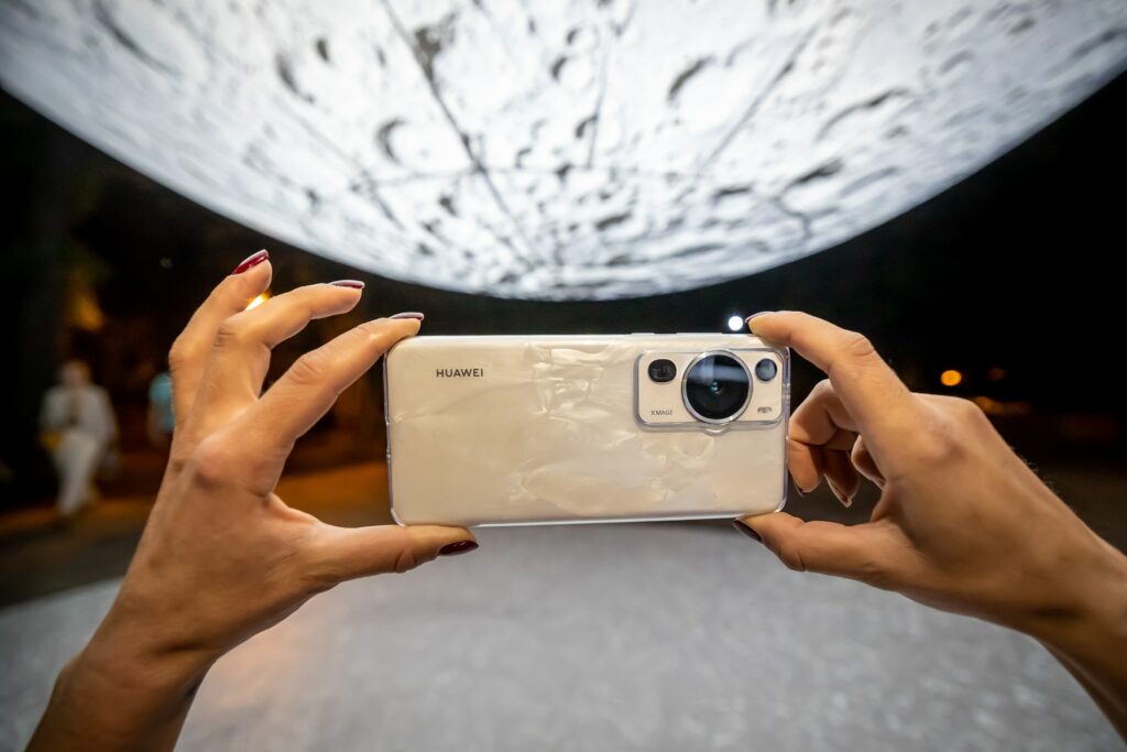 huawei touch the moon 19