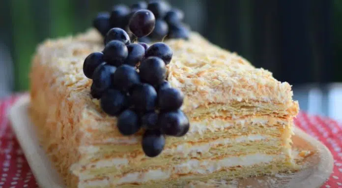 1691951890 Lazna Napoleon Torta Ne Pece Se Puna Je Slojeva A