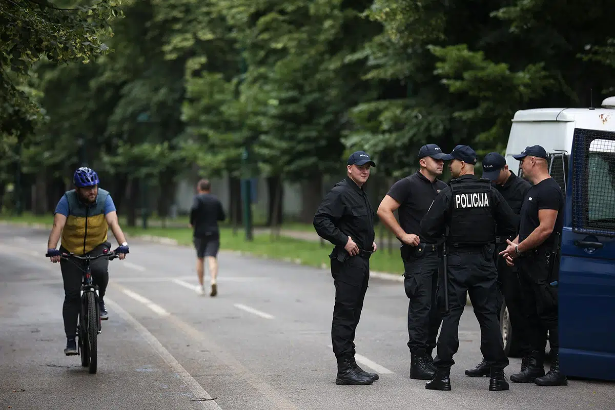 PREDAO SE MUŠKARAC KOJI JE UDARIO POLICAJCE: TVRDI DA NIJE KRIV
