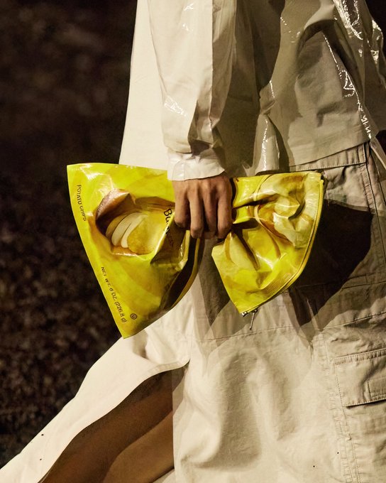 torba u obliku kesice čipsa: novi modni dodatak balenciage