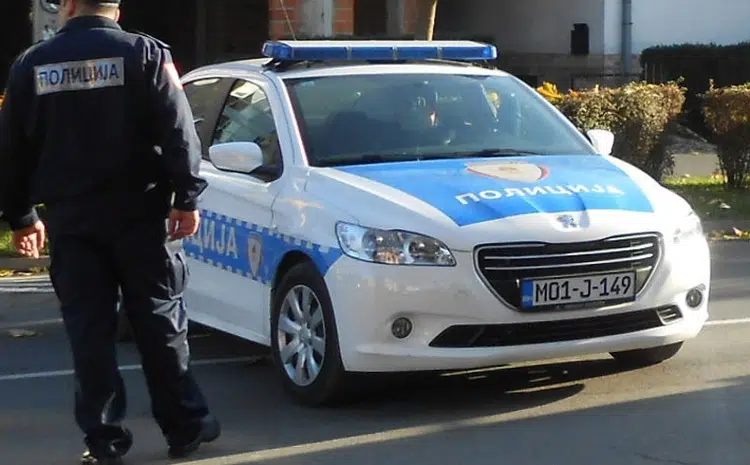 POLICIJA U PRIJEDORU KAZNILA MUŠKARCA JER JE NA AUTOMOBILU ISTAKAO ZASTAVU RBIH S LJILJANIMA!