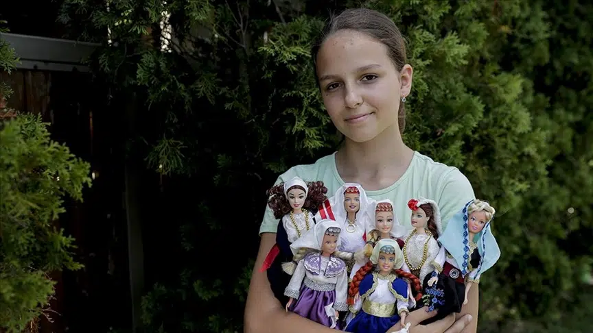 Reuters pisao o “Bosnian Barbie”: Esma dizajnira i šije narodnu nošnju za lutke