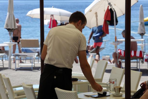 Stalni Sezonski Radnik Rjesenje Za Nedostak Radne Snage U Turizmu