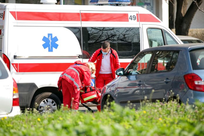 Stradale Cetvori Osobe Medu Njima I Dvoje Djece Stravicna Nesreca