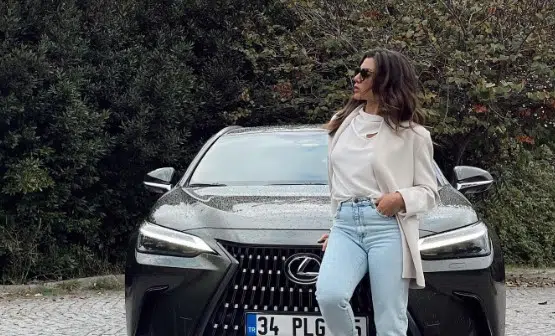 ZATEKAO IH JE GOLE KAKO GLEDAJU TV! Turska glumica koju Zatekao Ih Je Gole Kako Gledaju Tv Turska Glumica Koju