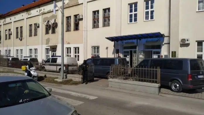 Zatrazen Pritvor Za Osam Policajaca Iz Kiseljaka Osumnjicenih Za Primanje