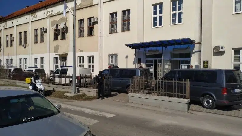 ZATRAŽEN PRITVOR ZA OSAM POLICAJACA IZ KISELJAKA OSUMNJIČENIH ZA PRIMANJE MITA