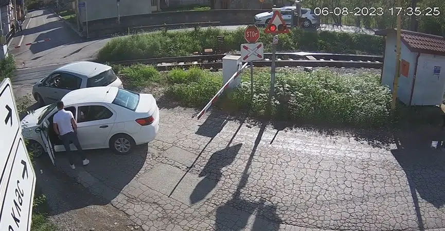 ZNATE LI OSNOVNA PRAVILA SAOBRAĆAJA? DVA AUTA SE ZAGLAVILA IZMEĐU RAMPE DOK JE NAILAZIO VOZ!