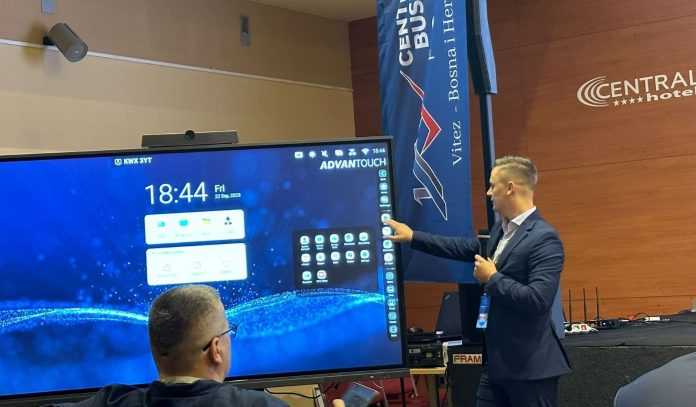 1695551403 Tvrtka Katarina I Mebikon Predstavili Interaktivni Zaslon Advantouch Na Business