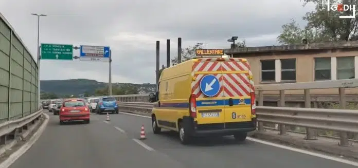 1695583837 Stravican Prizor Muskarac Jezivo Mucen Pa Objesen Nasred Autoputa