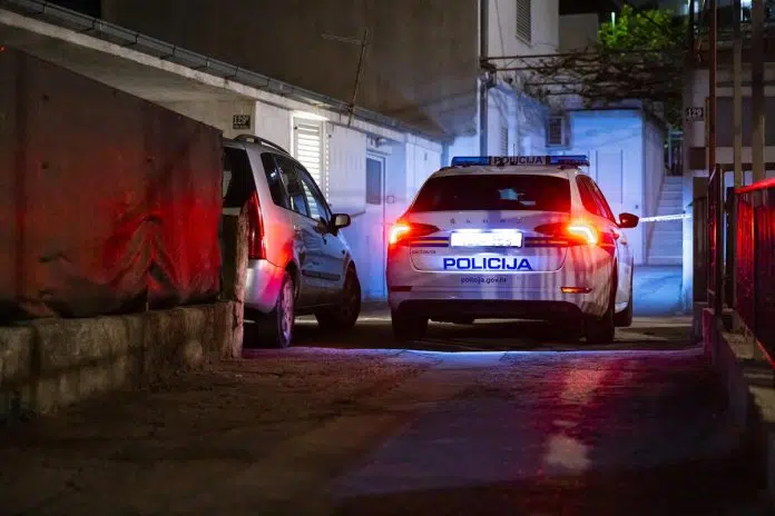 1695830254 Pijani Se Potukli U Centru Grada Jedan Zavrsio U Fontani
