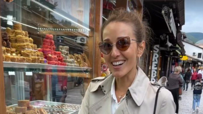 Jelena Dokovic Nosi Najpopularniji Jesenji Komad U Sarajevu Skoro Svaka