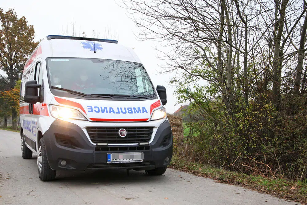 MAJKA SE VRATILA IZ PRODAVNICE, U KUĆI ZATEKLA UŽAS: DETALJI TRAGEDIJE U KIKINDI, DJEČAK SE U IGRI ZADAVIO KANAPOM OD PROZORA!