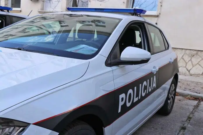 MUŠKARAC UKRAO AUTOMOBIL U ČAPLJINI, PA SE SAKRIO U ŠUMU Muskarac Ukrao Automobil U Capljini Pa Se Sakrio U Sumu