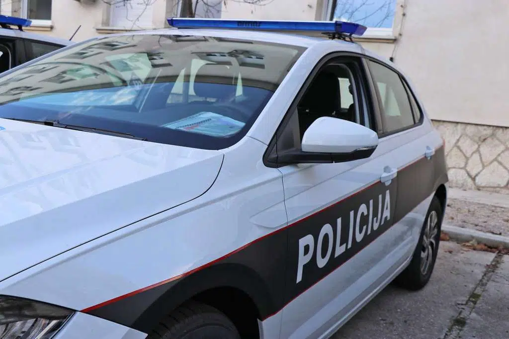 MUŠKARAC UKRAO AUTOMOBIL U ČAPLJINI, PA SE SAKRIO U ŠUMU