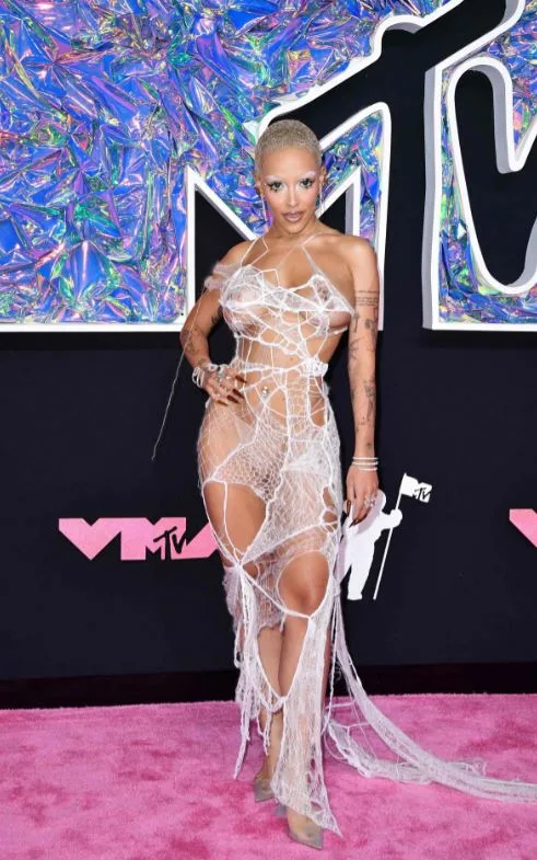 Modne kreacije na crvenom tepihu VMA nagrada: Od paukove mreže do glam haljina