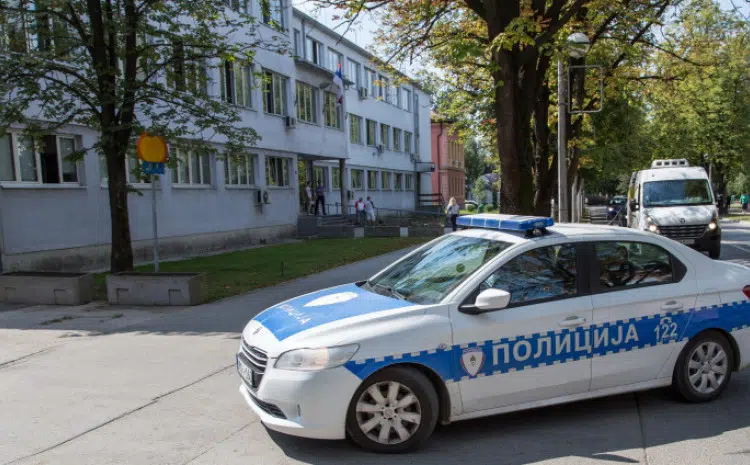 DIREKTOR FIRME UHVATIO VOZAČA ZA VRAT, VRIJEĐAO, PONIŽAVAO I UZNEMIRAVAO