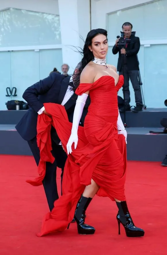 Zašto je Georgina Rodriguez opet glavna tema: Zablistala u Veneciji kao Julia Roberts u filmu “Zgodna žena”, ali ovaj detalj je sve pokvario