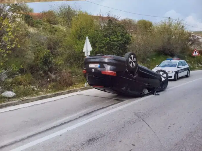 1696590680 Zbog Ulja Na Cesti Auto Mu Zavrsilo Na Krovu I