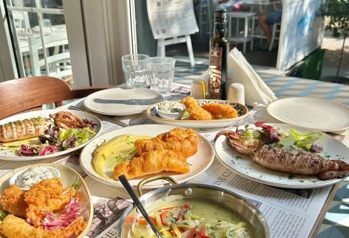 Meze By Elliniko Cari Beskrajnog Grckog Ljeta Ocekuju Vas Na