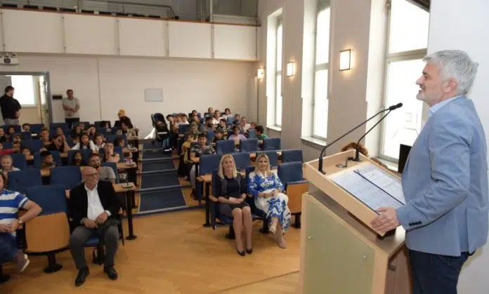 Podrška Općine Centar za romsku djecu koja se redovno školuju Podrska Opcine Centar Za Romsku Djecu Koja Se Redovno Skoluju
