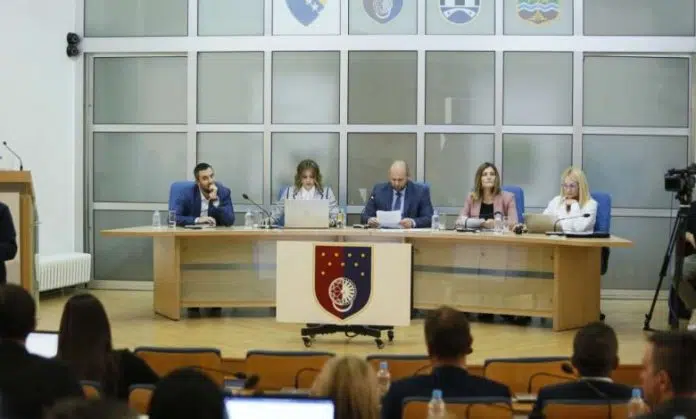 Skupština KS prihvatila odluke o ostavci premijera Nihada Uka i Skupstina Ks Prihvatila Odluke O Ostavci Premijera Nihada Uka I