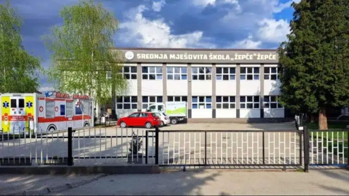Zepce Ucenik Pistoljem Prijetio Profesorici
