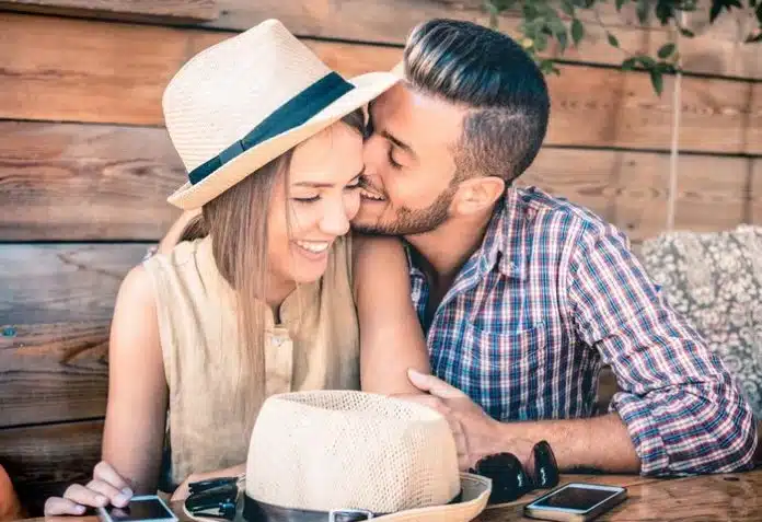 Kako vas partner grli, takvu vezu i imate: Devet vrsta Kako Vas Partner Grli Takvu Vezu I Imate Devet Vrsta