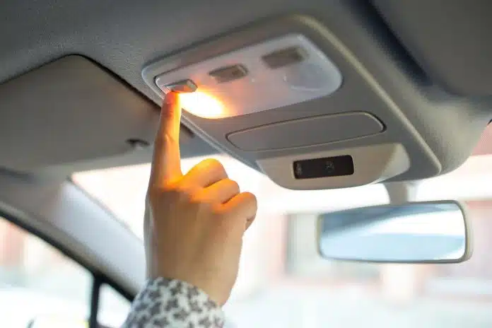 Ostalo Je Upaljeno Svjetlo U Kabini Automobila Evo Koliko Dugo