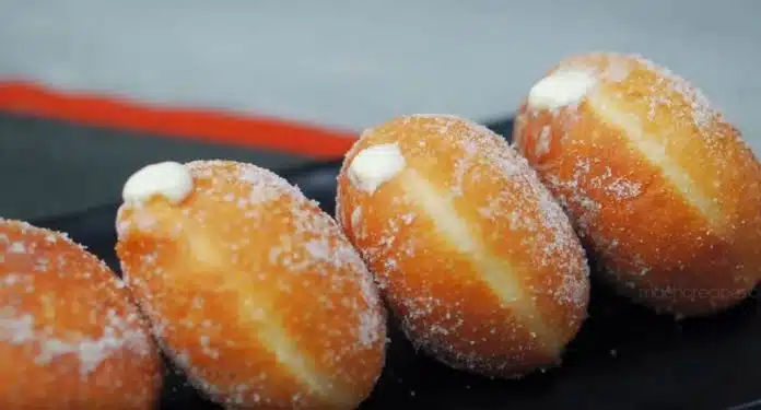 Vazdusaste Krofne Punjene Mlijecnim Kremom Razgrabice Se Sa Stola Za