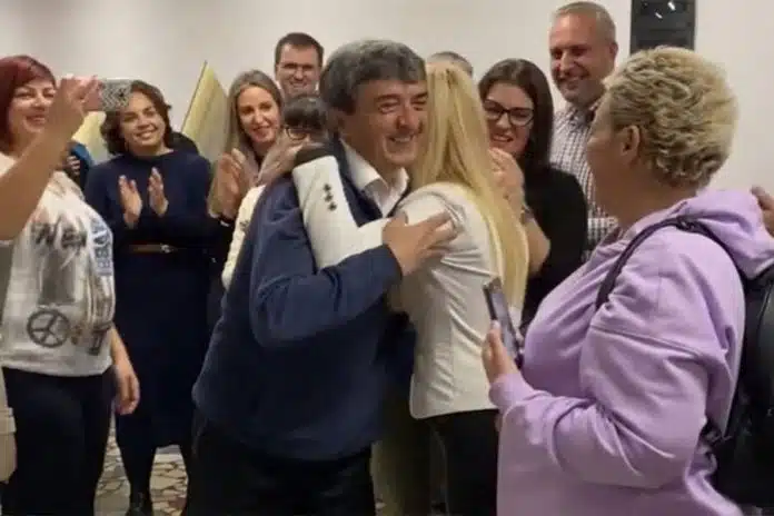 (VIDEO) Dirljiv trenutak: Deset generacija ispratilo učiteljicu u mirovinu Video Dirljiv Trenutak Deset Generacija Ispratilo Uciteljicu U Mirovinu