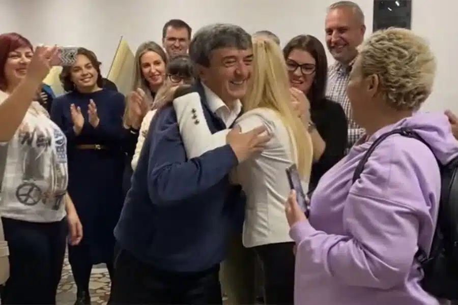 (VIDEO) Dirljiv trenutak: Deset generacija ispratilo učiteljicu u mirovinu