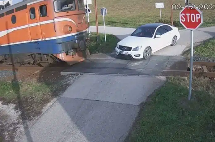 1701698981 Pogledajte Snimak Iz Bih Mercedesom Izasao Na Prugu Za Dlaku