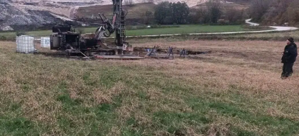 ZAPALJENA MAŠINA BH. FIRME KOJA RADI NA VELIKOM PROJEKTU: OSTAVLJENA I PRIJETEĆA PORUKA