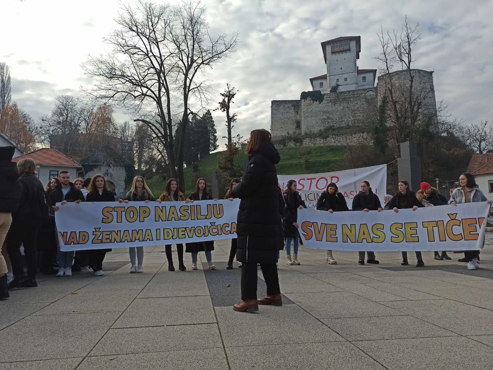 Mirna šetnja u Gradačcu: Stop nasilju nad ženama i djevojčicama!