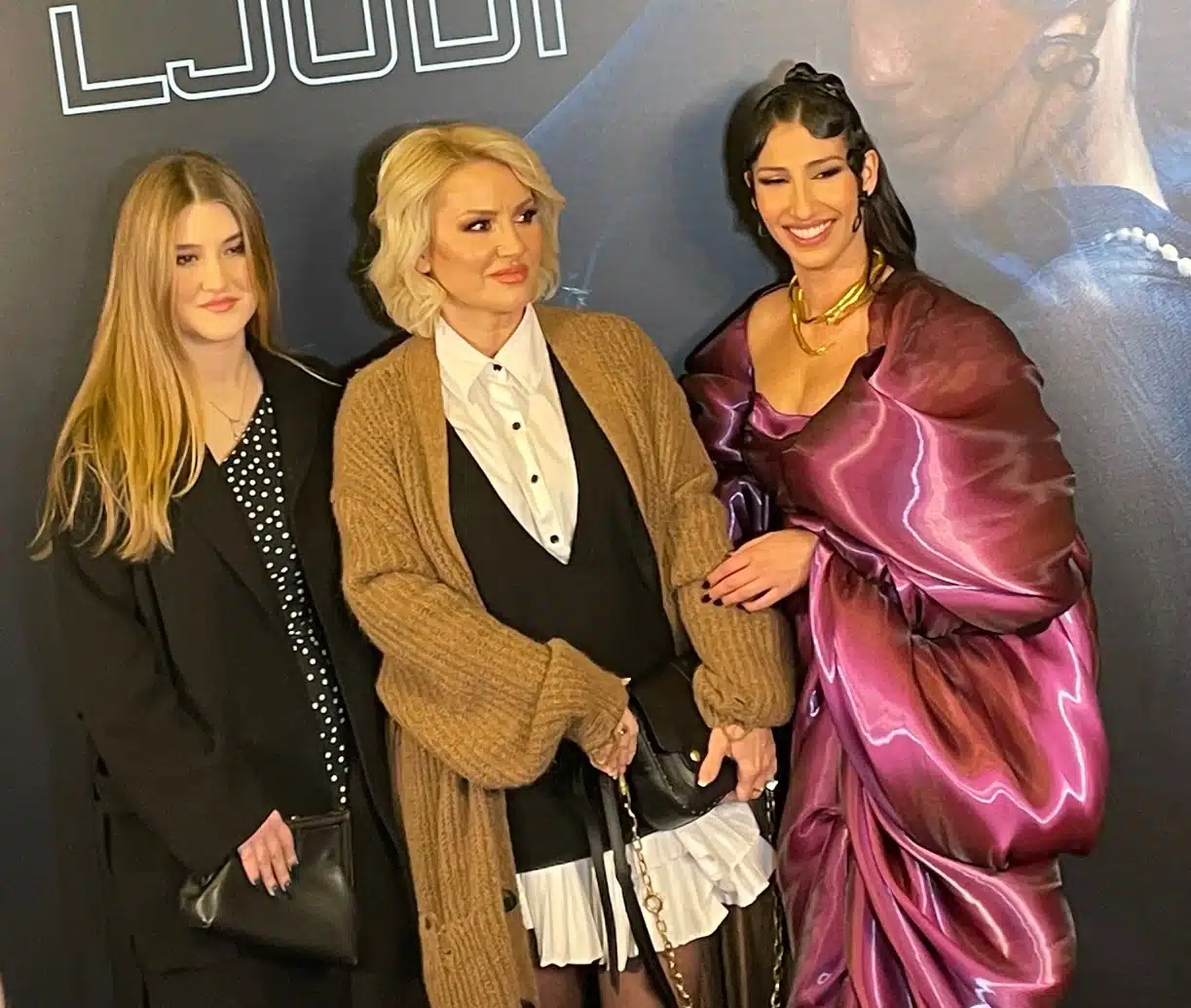 “EXPRESS” NA LICU MJESTA: Umjesto da juri skandale, Angellina daje prednost muzici