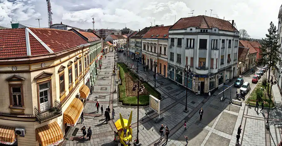 BRČAK ŠAKAMA I NOGAMA TUKAO ŽENU I MALOLJETNU KĆERKU, ZAKLJUČAVAO IH U KUĆI
