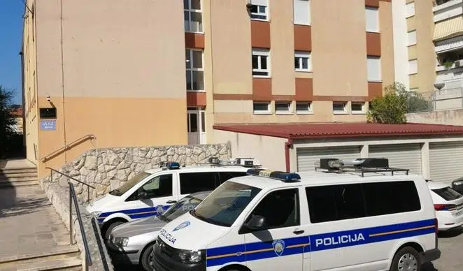 Muskarac Napao Policajce I Razbio Zid U Sudskom Hodniku
