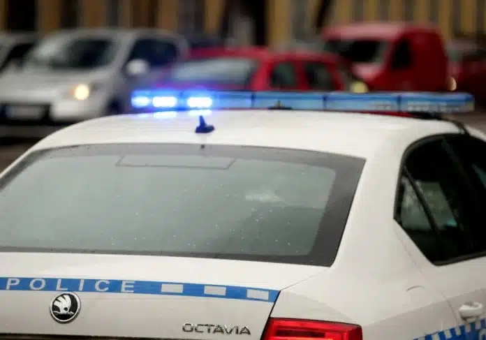 Pripadnik Oruzanih Snaga Palicom Tukao Djevojke U Laktasima