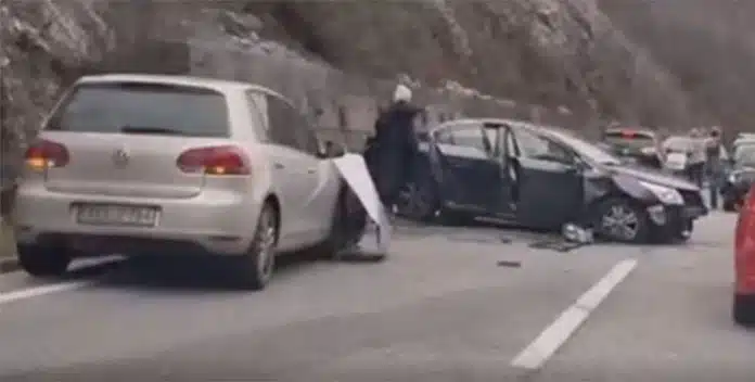 Teska Nesreca Na M17 Frontalni Sudar Vozila Kilometarske Kolone Vozila