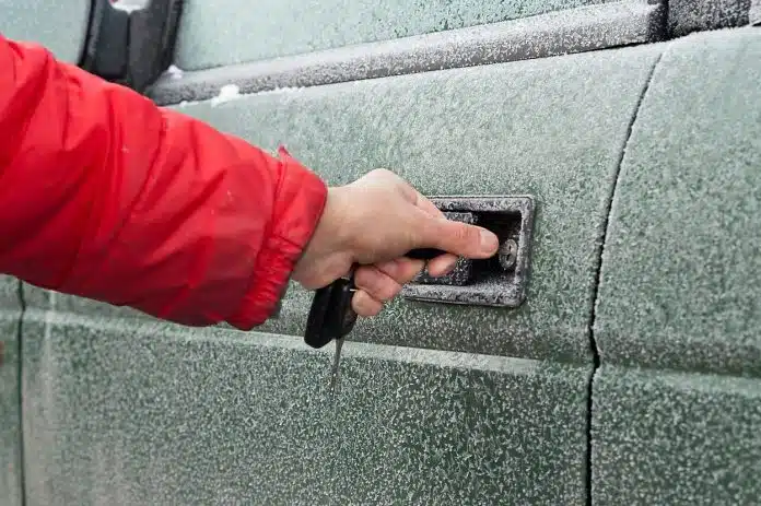 Trikovi koji će vam pomoći da odledite bravu automobila Trikovi Koji Ce Vam Pomoci Da Odledite Bravu Automobila