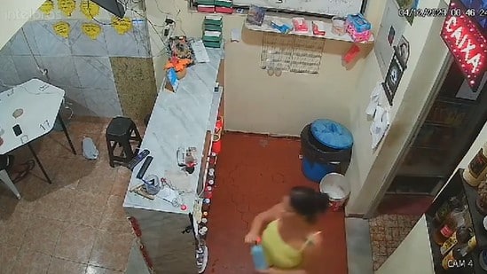 Uznemirujuci Video Zena Zatekla Muza U Birtiji Posula Ga Benzinom