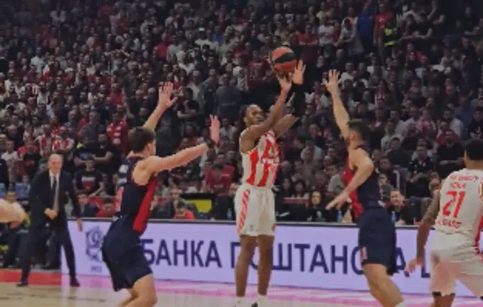 Dignuo Arenu Na Noge Smartov Devet Poena Za Sedam Minuta