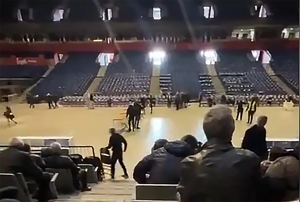 Hrabri novinari obišli zgradu gdje je Vlada Mandić skupljao fantomske glasače za Vučićev SNS: Vrata niko ne otvara, vozač crnog džipa pratio i slikao ekipu Nova.rs!