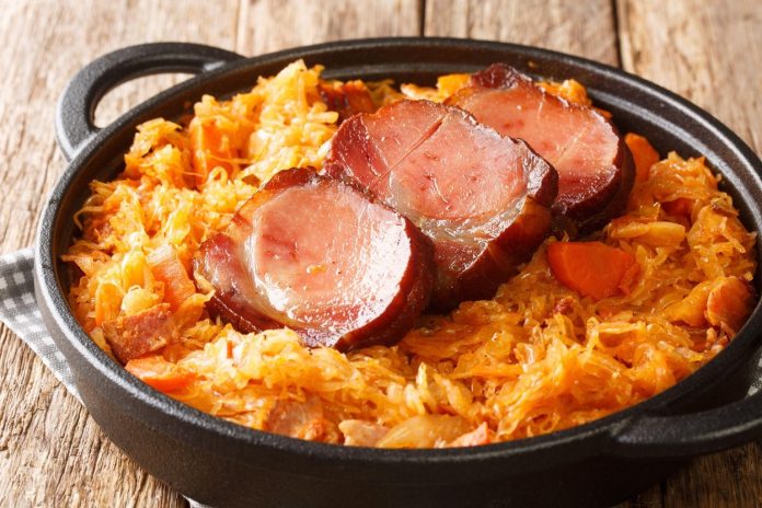 Kuhani Kiseli Kupus Sa Svinjetinom