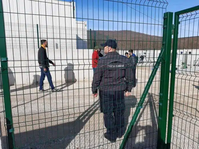 MIGRANTI SE POTUKLI U PRIHVATNOM CENTRU LIPA, JEDNA OSOBA SMRTNO Migranti Se Potukli U Prihvatnom Centru Lipa Jedna Osoba Smrtno