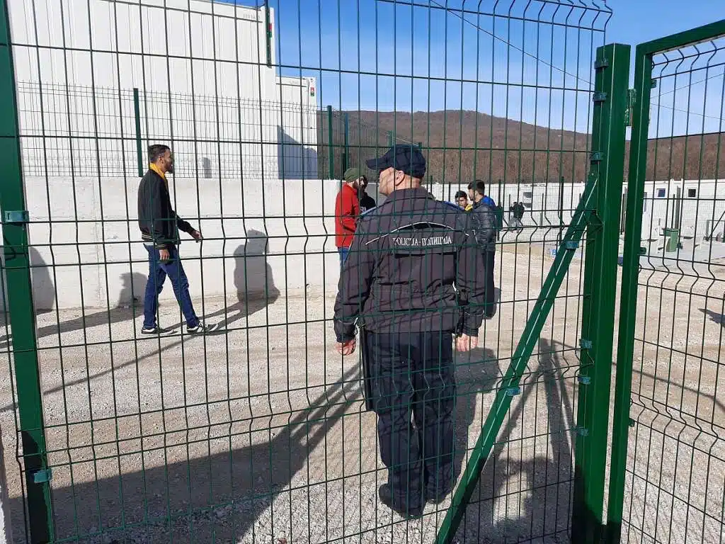 MIGRANTI SE POTUKLI U PRIHVATNOM CENTRU LIPA, JEDNA OSOBA SMRTNO STRADALA