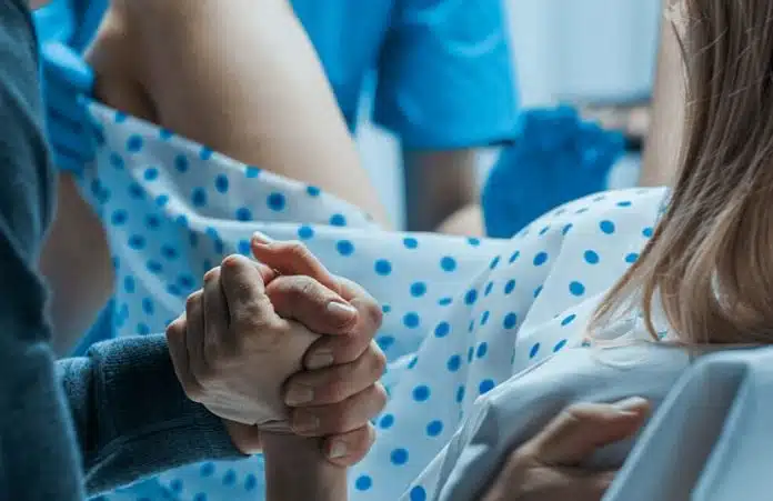 NEVIĐEN ŠOK U PORODILIŠTU: MAJKA ALKOHOLIČARKA DOŠLA MORTUS PIJANA NA Neviden Sok U Porodilistu Majka Alkoholicarka Dosla Mortus Pijana Na