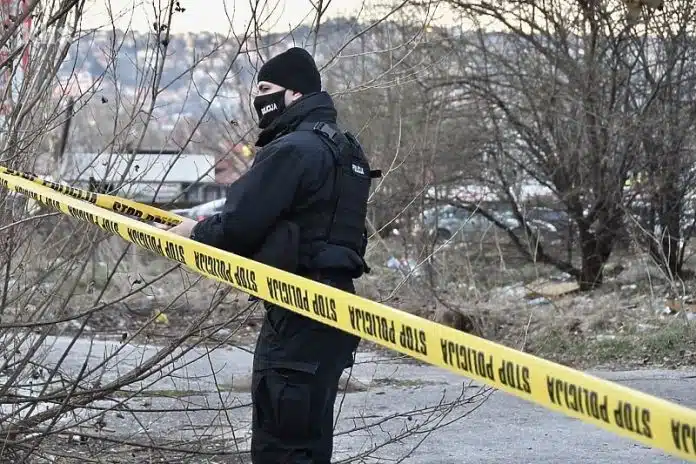 Obitelj iz Bosanskog Novog počinila kolektivno samoubojstvo: Popili po rakiju Obitelj Iz Bosanskog Novog Pocinila Kolektivno Samoubojstvo Popili Po Rakiju