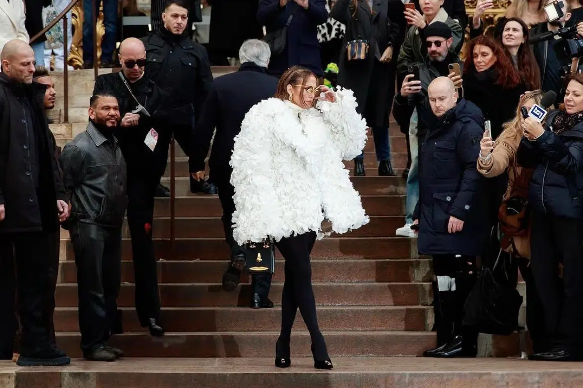 Sedmica mode u Parizu: Jennifer Lopez u kaputu od 7.000 pravih ružinih latica